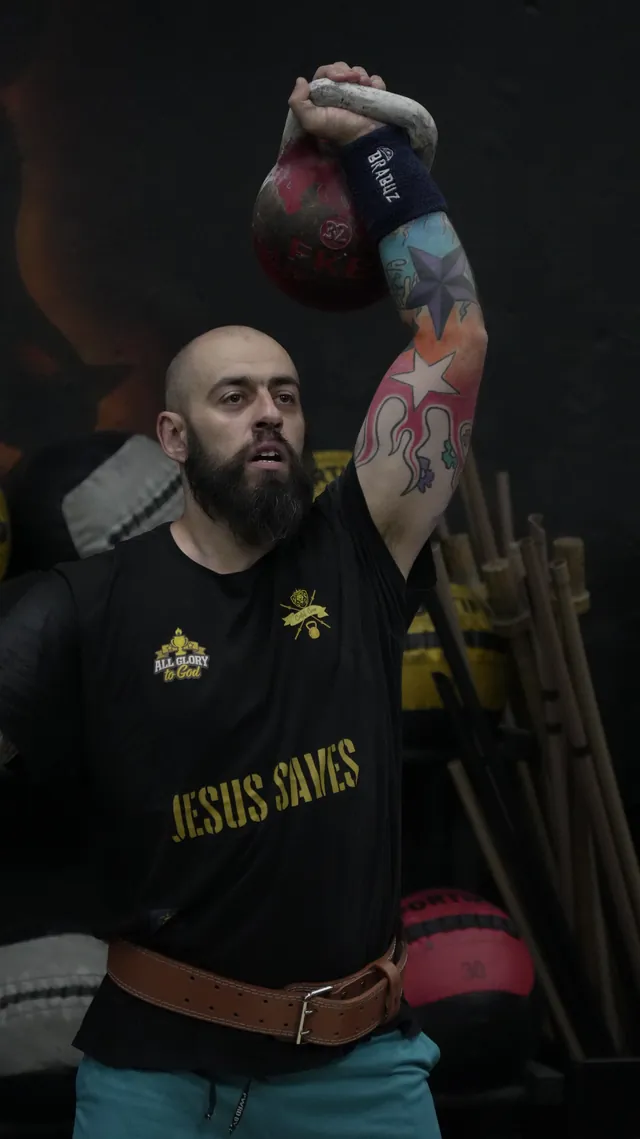 Marcus Vinícius Calil, diretor da APKL, em atividade com kettlebell
