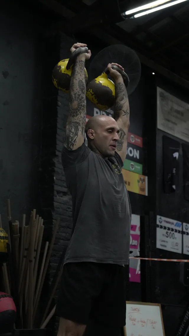 Danilo Delia, vice-presidente da APKL, em atividade com kettlebell