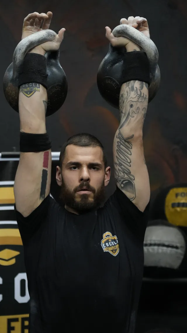 Lindolfo Neto, presidente da APKL, em atividade com kettlebell