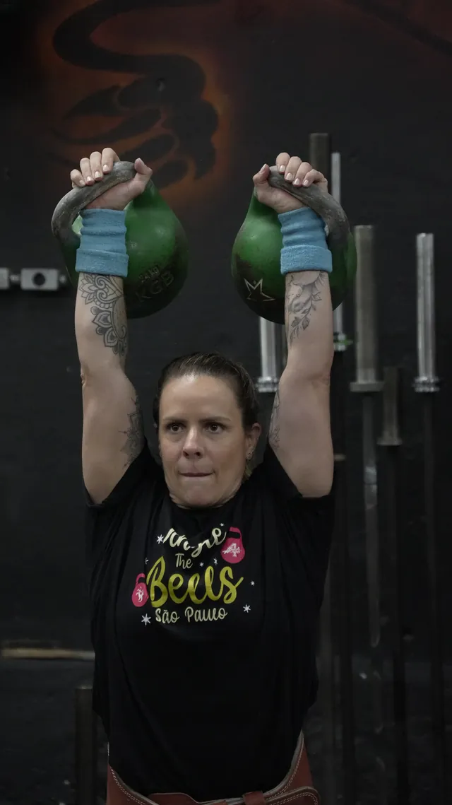 Priscila Pinto, diretora da APKL, em atividade com kettlebell