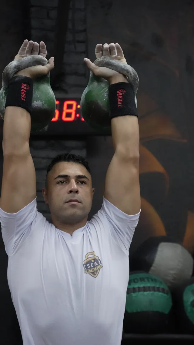 Erick Gonçalves, diretor da APKL, em atividade com kettlebell