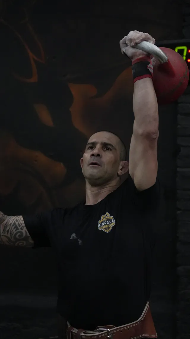 Sandro de Toledo, diretor da APKL, em atividade com kettlebell