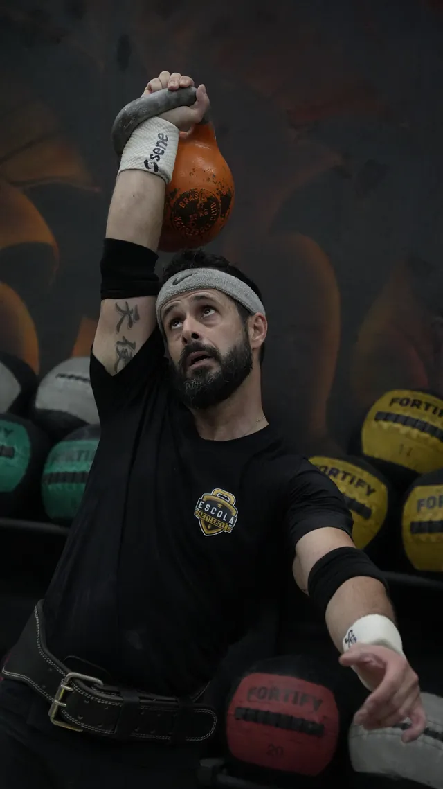 Flávio Pinto, diretor da APKL, em atividade com kettlebell